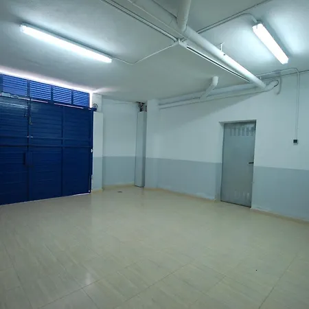 Lets Holidays Big Terrace House And 2 Parking Hébergement de vacances *